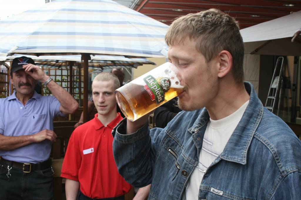 Sestdien, 19. jūnijā, restorāna "Barons Bumbier’s" terasē Liepājā notika alus dzeršanas sacensības. Tajās ar 4,22 sekundēm uzvarēja Herberts, sieviešu konkurencē triumfēja vienīgā dāma Iveta, kura kausu izdzēra aptuveni 55 sekundēs.Kopumā...
Autors: Uldis Dobelis
