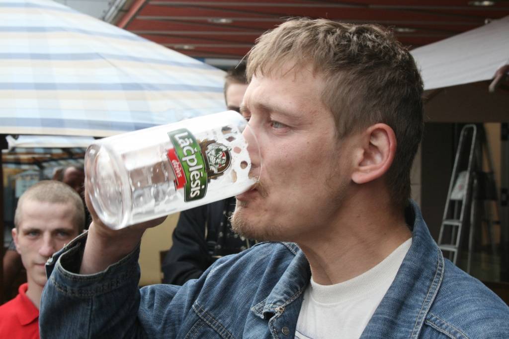 Sestdien, 19. jūnijā, restorāna "Barons Bumbier’s" terasē Liepājā notika alus dzeršanas sacensības. Tajās ar 4,22 sekundēm uzvarēja Herberts, sieviešu konkurencē triumfēja vienīgā dāma Iveta, kura kausu izdzēra aptuveni 55 sekundēs.Kopumā...
Autors: Uldis Dobelis