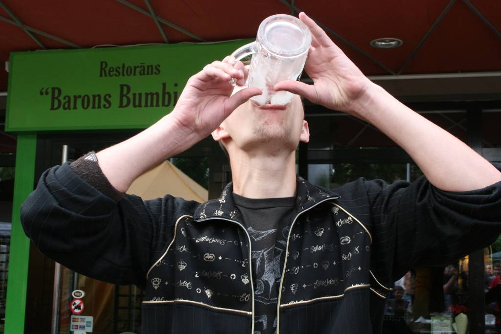 Sestdien, 19. jūnijā, restorāna "Barons Bumbier’s" terasē Liepājā notika alus dzeršanas sacensības. Tajās ar 4,22 sekundēm uzvarēja Herberts, sieviešu konkurencē triumfēja vienīgā dāma Iveta, kura kausu izdzēra aptuveni 55 sekundēs.Kopumā...
Autors: Uldis Dobelis