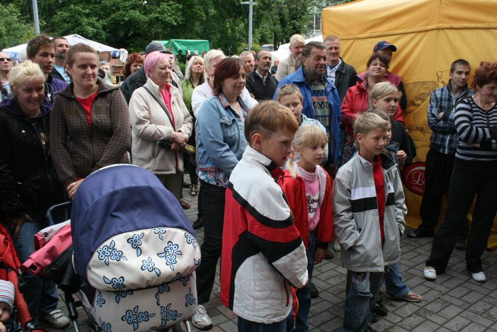 Sestdien, 19. jūnijā, restorāna "Barons Bumbier’s" terasē Liepājā notika alus dzeršanas sacensības. Tajās ar 4,22 sekundēm uzvarēja Herberts, sieviešu konkurencē triumfēja vienīgā dāma Iveta, kura kausu izdzēra aptuveni 55 sekundēs.Kopumā...
Autors: Uldis Dobelis
