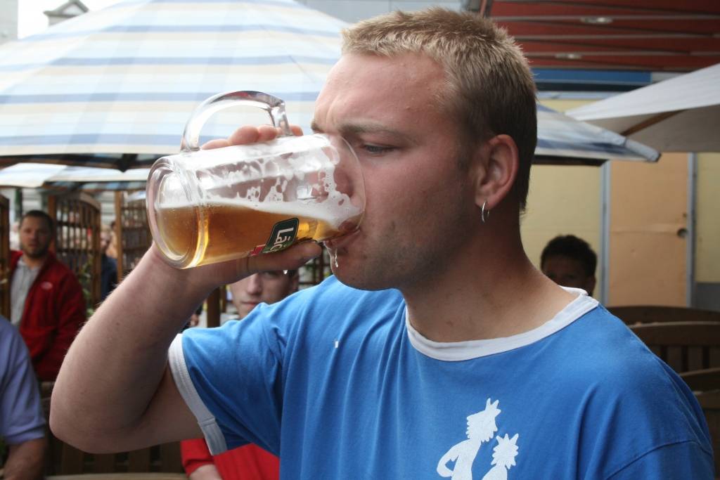 Sestdien, 19. jūnijā, restorāna "Barons Bumbier’s" terasē Liepājā notika alus dzeršanas sacensības. Tajās ar 4,22 sekundēm uzvarēja Herberts, sieviešu konkurencē triumfēja vienīgā dāma Iveta, kura kausu izdzēra aptuveni 55 sekundēs.Kopumā...
Autors: Uldis Dobelis