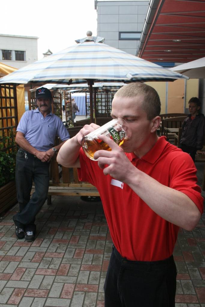 Sestdien, 19. jūnijā, restorāna "Barons Bumbier’s" terasē Liepājā notika alus dzeršanas sacensības. Tajās ar 4,22 sekundēm uzvarēja Herberts, sieviešu konkurencē triumfēja vienīgā dāma Iveta, kura kausu izdzēra aptuveni 55 sekundēs.Kopumā...
Autors: Uldis Dobelis