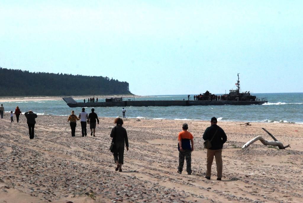 Ceturtdien Vārves pludmalē visi interesenti bija aicināti vērot starptautisko militāro mācību "Baltops 2010" piekrastes operāciju. ASV konteinerkuģis „Obregon” teju vai izbrauca krastā, izlaida bruņutransportieri, kurā sarkanā jakā un...
Autors: Ilze Vainovska