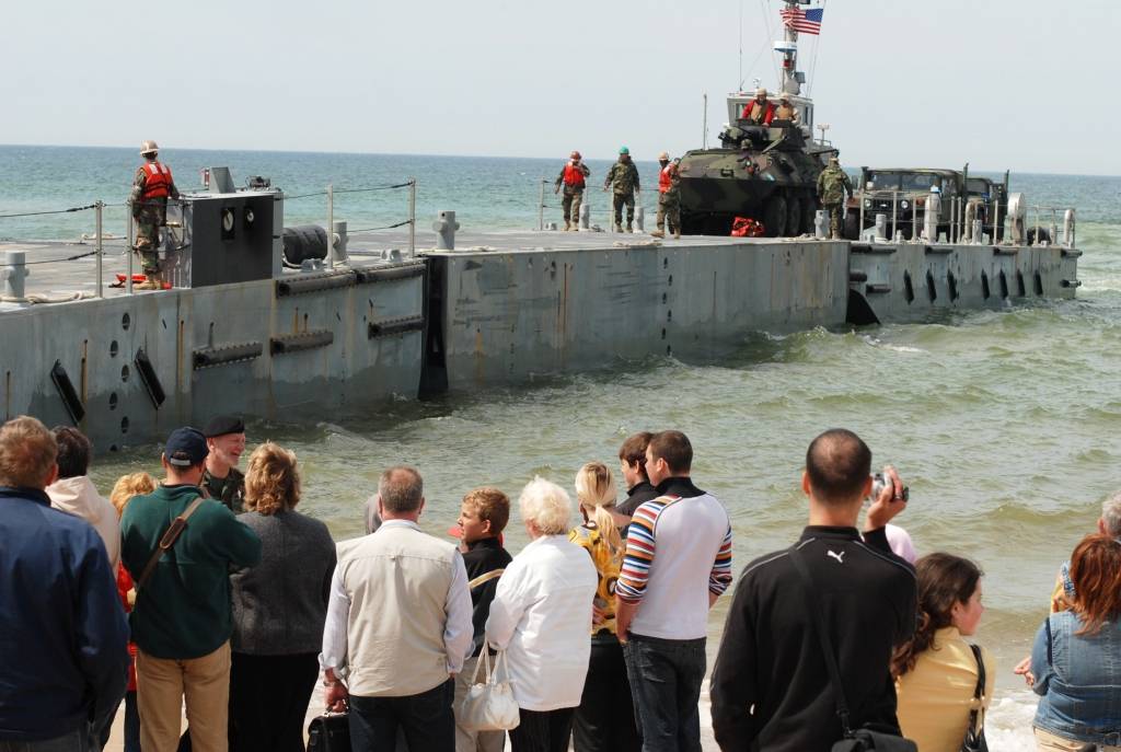 Ceturtdien Vārves pludmalē visi interesenti bija aicināti vērot starptautisko militāro mācību "Baltops 2010" piekrastes operāciju. ASV konteinerkuģis „Obregon” teju vai izbrauca krastā, izlaida bruņutransportieri, kurā sarkanā jakā un...
Autors: Ilze Vainovska