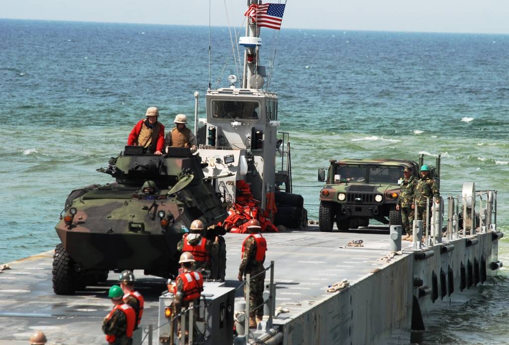 Ceturtdien Vārves pludmalē visi interesenti bija aicināti vērot starptautisko militāro mācību "Baltops 2010" piekrastes operāciju. ASV konteinerkuģis „Obregon” teju vai izbrauca krastā, izlaida bruņutransportieri, kurā sarkanā jakā un...
Autors: Ilze Vainovska