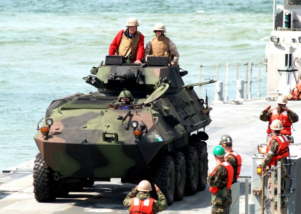 Ceturtdien Vārves pludmalē visi interesenti bija aicināti vērot starptautisko militāro mācību "Baltops 2010" piekrastes operāciju. ASV konteinerkuģis „Obregon” teju vai izbrauca krastā, izlaida bruņutransportieri, kurā sarkanā jakā un...
Autors: Ilze Vainovska