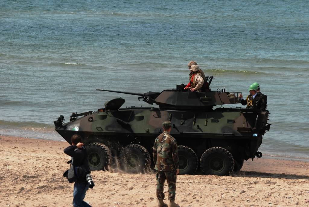 Ceturtdien Vārves pludmalē visi interesenti bija aicināti vērot starptautisko militāro mācību "Baltops 2010" piekrastes operāciju. ASV konteinerkuģis „Obregon” teju vai izbrauca krastā, izlaida bruņutransportieri, kurā sarkanā jakā un...
Autors: Ilze Vainovska