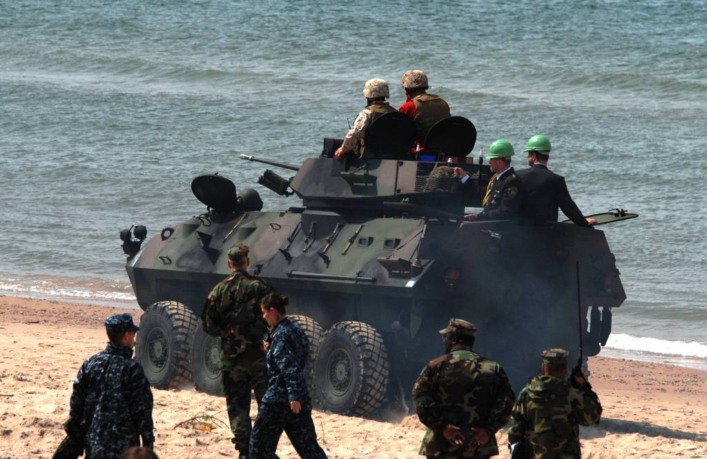 Ceturtdien Vārves pludmalē visi interesenti bija aicināti vērot starptautisko militāro mācību "Baltops 2010" piekrastes operāciju. ASV konteinerkuģis „Obregon” teju vai izbrauca krastā, izlaida bruņutransportieri, kurā sarkanā jakā un...
Autors: Ilze Vainovska
