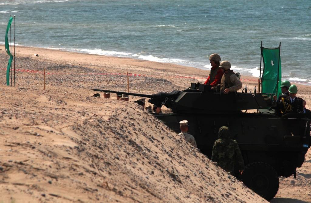 Ceturtdien Vārves pludmalē visi interesenti bija aicināti vērot starptautisko militāro mācību "Baltops 2010" piekrastes operāciju. ASV konteinerkuģis „Obregon” teju vai izbrauca krastā, izlaida bruņutransportieri, kurā sarkanā jakā un...
Autors: Ilze Vainovska