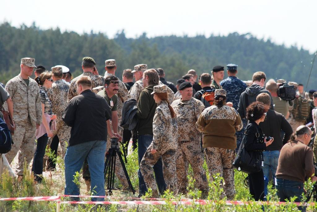 Ceturtdien Vārves pludmalē visi interesenti bija aicināti vērot starptautisko militāro mācību "Baltops 2010" piekrastes operāciju. ASV konteinerkuģis „Obregon” teju vai izbrauca krastā, izlaida bruņutransportieri, kurā sarkanā jakā un...
Autors: Ilze Vainovska