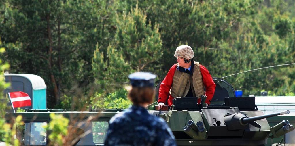 Ceturtdien Vārves pludmalē visi interesenti bija aicināti vērot starptautisko militāro mācību "Baltops 2010" piekrastes operāciju. ASV konteinerkuģis „Obregon” teju vai izbrauca krastā, izlaida bruņutransportieri, kurā sarkanā jakā un...
Autors: Ilze Vainovska