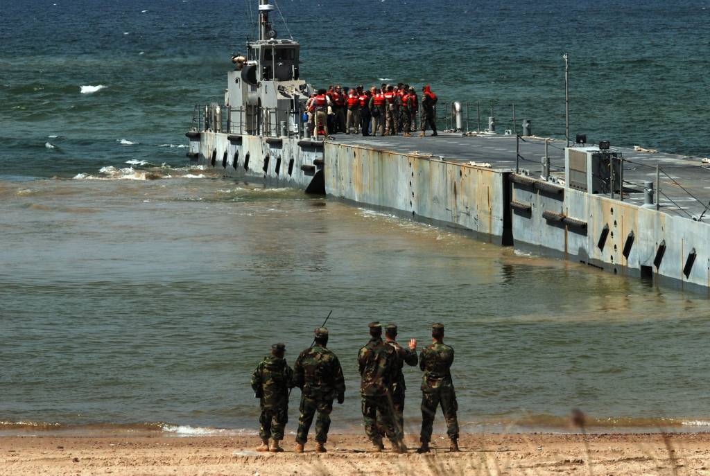 Ceturtdien Vārves pludmalē visi interesenti bija aicināti vērot starptautisko militāro mācību "Baltops 2010" piekrastes operāciju. ASV konteinerkuģis „Obregon” teju vai izbrauca krastā, izlaida bruņutransportieri, kurā sarkanā jakā un...
Autors: Ilze Vainovska
