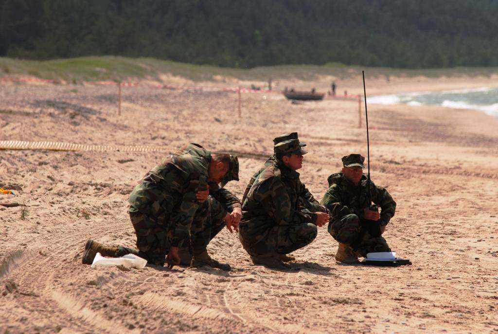 Ceturtdien Vārves pludmalē visi interesenti bija aicināti vērot starptautisko militāro mācību "Baltops 2010" piekrastes operāciju. ASV konteinerkuģis „Obregon” teju vai izbrauca krastā, izlaida bruņutransportieri, kurā sarkanā jakā un...
Autors: Ilze Vainovska