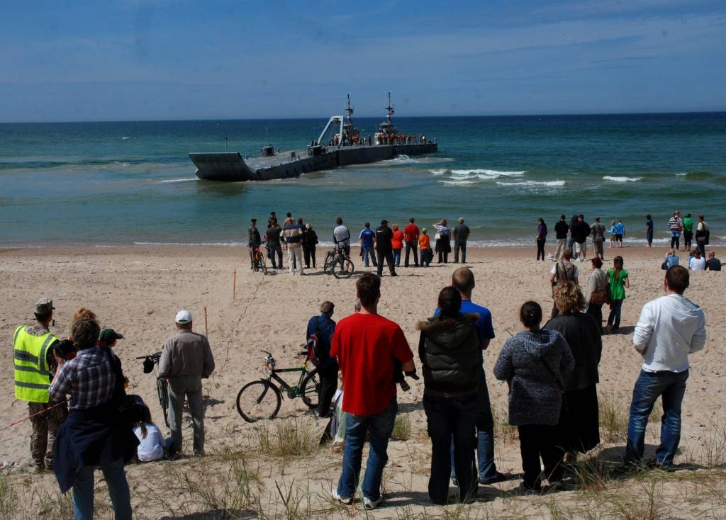 Ceturtdien Vārves pludmalē visi interesenti bija aicināti vērot starptautisko militāro mācību "Baltops 2010" piekrastes operāciju. ASV konteinerkuģis „Obregon” teju vai izbrauca krastā, izlaida bruņutransportieri, kurā sarkanā jakā un...
Autors: Ilze Vainovska