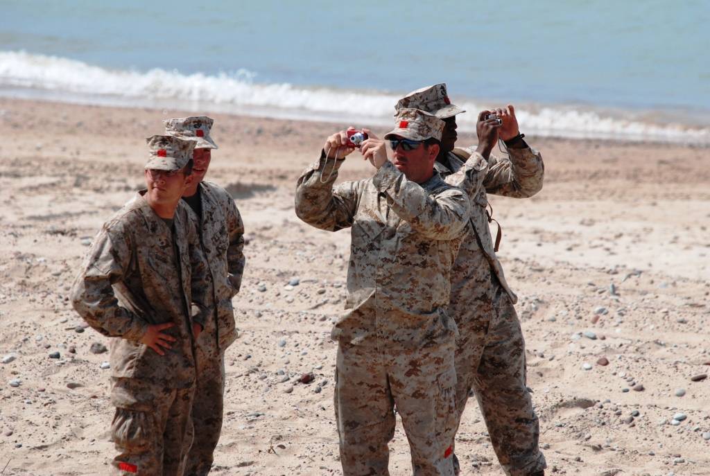 Ceturtdien Vārves pludmalē visi interesenti bija aicināti vērot starptautisko militāro mācību "Baltops 2010" piekrastes operāciju. ASV konteinerkuģis „Obregon” teju vai izbrauca krastā, izlaida bruņutransportieri, kurā sarkanā jakā un...
Autors: Ilze Vainovska