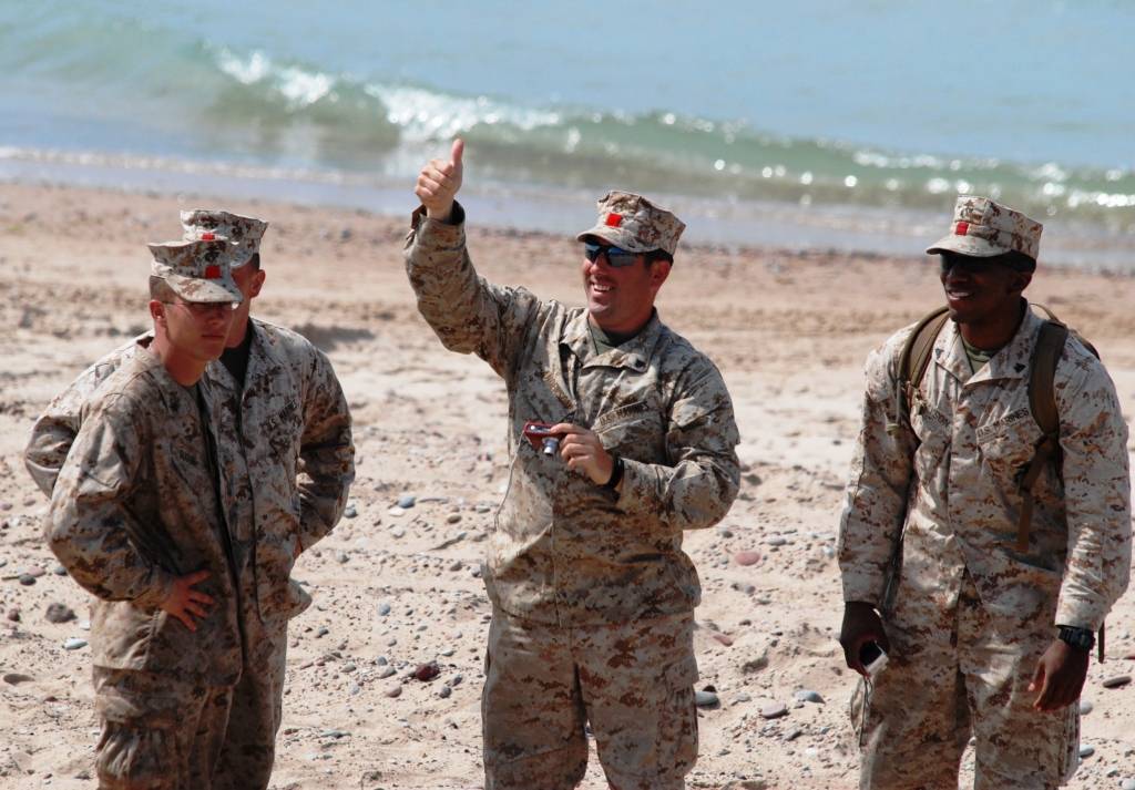 Ceturtdien Vārves pludmalē visi interesenti bija aicināti vērot starptautisko militāro mācību "Baltops 2010" piekrastes operāciju. ASV konteinerkuģis „Obregon” teju vai izbrauca krastā, izlaida bruņutransportieri, kurā sarkanā jakā un...
Autors: Ilze Vainovska