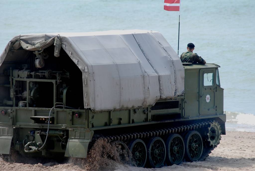 Ceturtdien Vārves pludmalē visi interesenti bija aicināti vērot starptautisko militāro mācību "Baltops 2010" piekrastes operāciju. ASV konteinerkuģis „Obregon” teju vai izbrauca krastā, izlaida bruņutransportieri, kurā sarkanā jakā un...
Autors: Ilze Vainovska