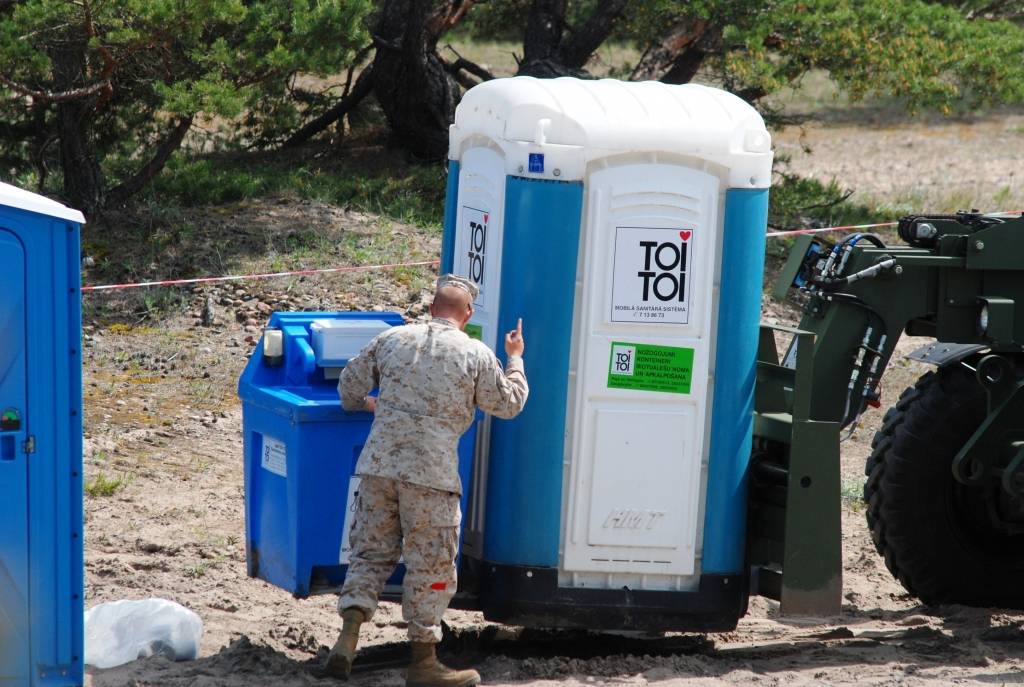 Ceturtdien Vārves pludmalē visi interesenti bija aicināti vērot starptautisko militāro mācību "Baltops 2010" piekrastes operāciju. ASV konteinerkuģis „Obregon” teju vai izbrauca krastā, izlaida bruņutransportieri, kurā sarkanā jakā un...
Autors: Ilze Vainovska