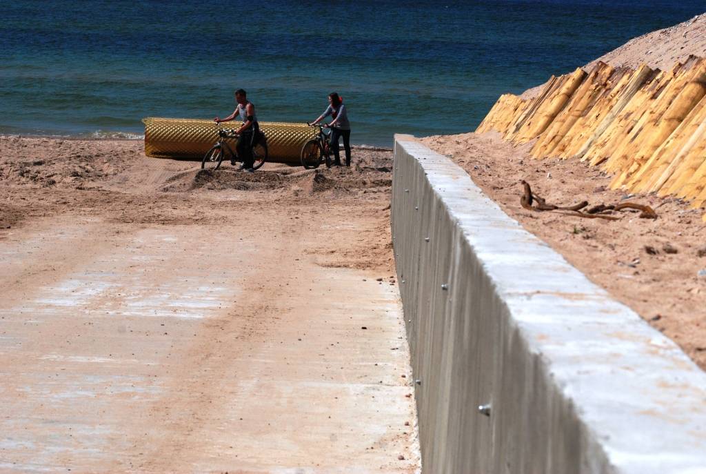 Ceturtdien Vārves pludmalē visi interesenti bija aicināti vērot starptautisko militāro mācību "Baltops 2010" piekrastes operāciju. ASV konteinerkuģis „Obregon” teju vai izbrauca krastā, izlaida bruņutransportieri, kurā sarkanā jakā un...
Autors: Ilze Vainovska