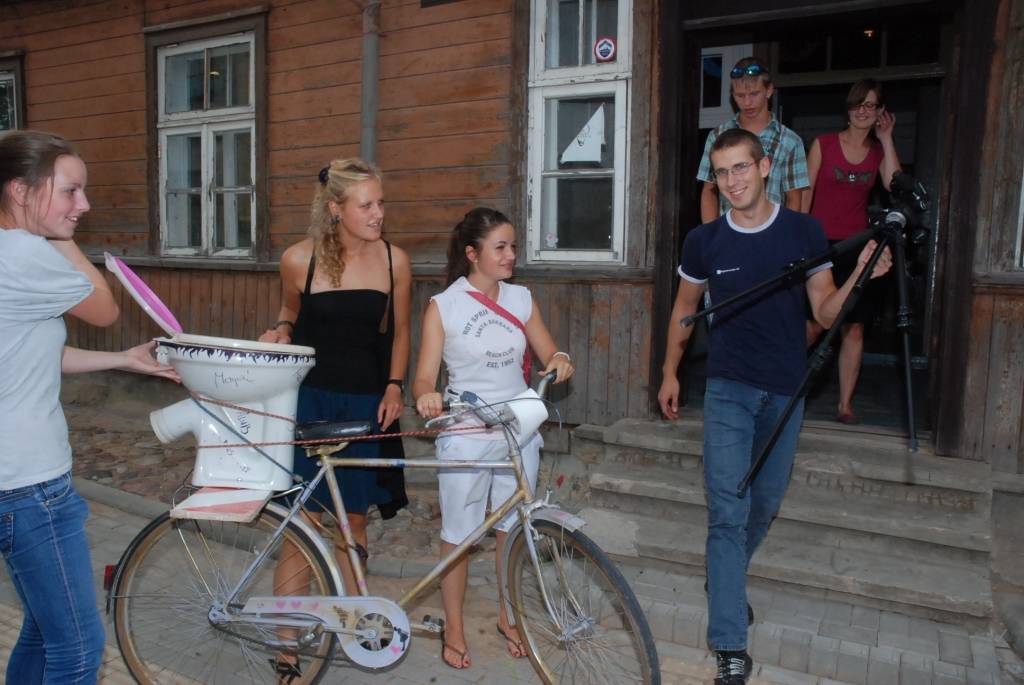Aizputes “Idea House” šīs nedēļas sākumā jauniešiem dota iespēja piedalīties video darbnīcās datordizaineres un Liepājas mākslas vidusskolas skolotājas Lindas Jerumanes vadībā. Nākamās nedēļas sākumā notiks foto darbnīcas, ko vadīs Liene...
Autors: Iluta Dreimane