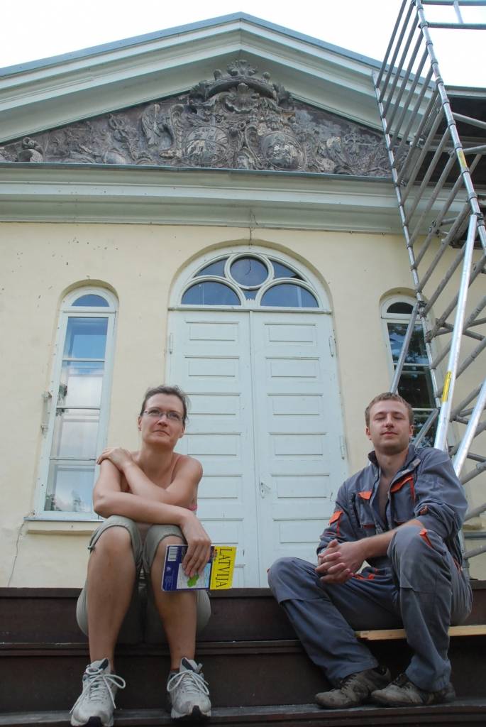 Apriķu muižā tiek sakārtots objekts, ar kuru parasti sākas ekskursijas. Muižas dzīvojamās mājas frontona daļā virs vēsturiskās ieejas ir cilnis, kurā atainoti barona Osten-Sakena un Korfu dzimtas ģerboņi. Nupat noslēgusies restaurācijas...
Autors: Iluta Dreimane