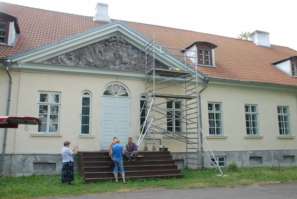 Apriķu muižā tiek sakārtots objekts, ar kuru parasti sākas ekskursijas. Muižas dzīvojamās mājas frontona daļā virs vēsturiskās ieejas ir cilnis, kurā atainoti barona Osten-Sakena un Korfu dzimtas ģerboņi. Nupat noslēgusies restaurācijas...
Autors: Iluta Dreimane