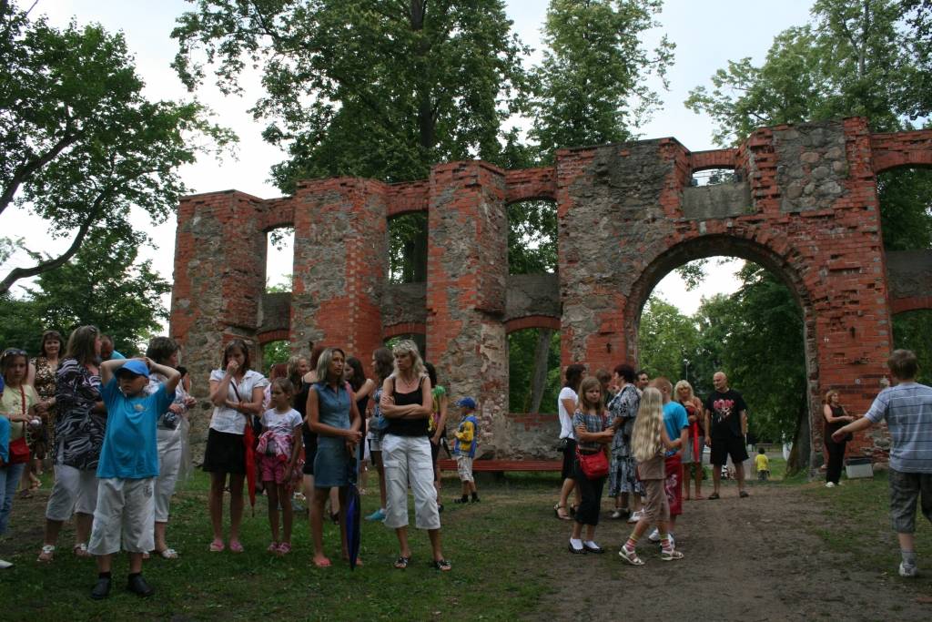 Grobiņas novadā pēc X Latvijas skolu jaunatnes dziesmu un deju svētku noslēguma koncertiem pašvaldība pulcināja svētku dalībniekus. Viņi saņēma sponsoru dāvanas, cienājās ar kliņģeri un sulu, dziedāja, dejoja un priecājās par pašu...
Autors: Iluta Dreimane