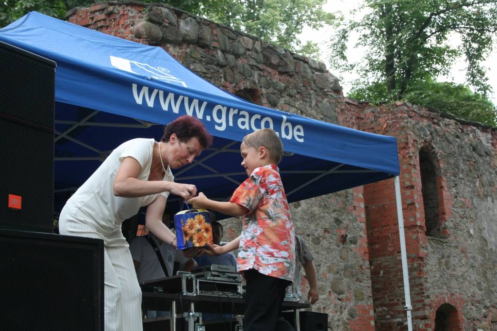 Grobiņas novadā pēc X Latvijas skolu jaunatnes dziesmu un deju svētku noslēguma koncertiem pašvaldība pulcināja svētku dalībniekus. Viņi saņēma sponsoru dāvanas, cienājās ar kliņģeri un sulu, dziedāja, dejoja un priecājās par pašu...
Autors: Iluta Dreimane