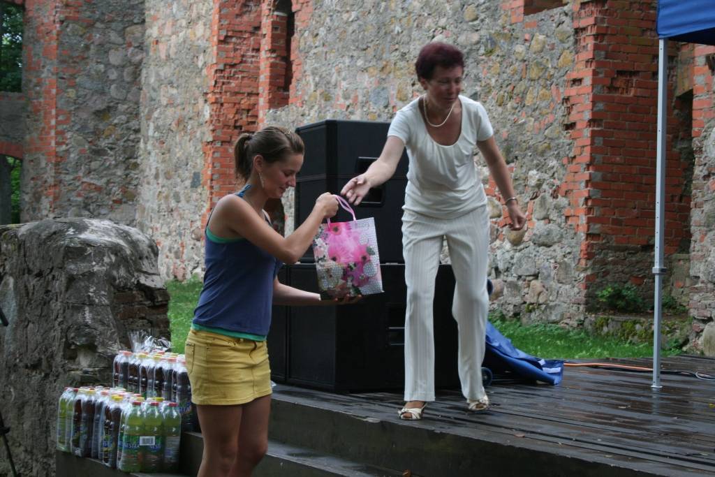 Grobiņas novadā pēc X Latvijas skolu jaunatnes dziesmu un deju svētku noslēguma koncertiem pašvaldība pulcināja svētku dalībniekus. Viņi saņēma sponsoru dāvanas, cienājās ar kliņģeri un sulu, dziedāja, dejoja un priecājās par pašu...
Autors: Iluta Dreimane