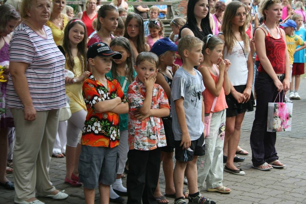 Grobiņas novadā pēc X Latvijas skolu jaunatnes dziesmu un deju svētku noslēguma koncertiem pašvaldība pulcināja svētku dalībniekus. Viņi saņēma sponsoru dāvanas, cienājās ar kliņģeri un sulu, dziedāja, dejoja un priecājās par pašu...
Autors: Iluta Dreimane