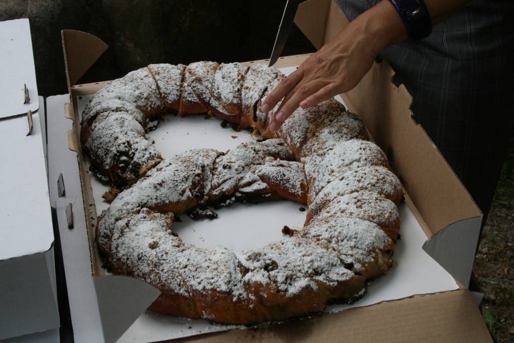 Grobiņas novadā pēc X Latvijas skolu jaunatnes dziesmu un deju svētku noslēguma koncertiem pašvaldība pulcināja svētku dalībniekus. Viņi saņēma sponsoru dāvanas, cienājās ar kliņģeri un sulu, dziedāja, dejoja un priecājās par pašu...
Autors: Iluta Dreimane