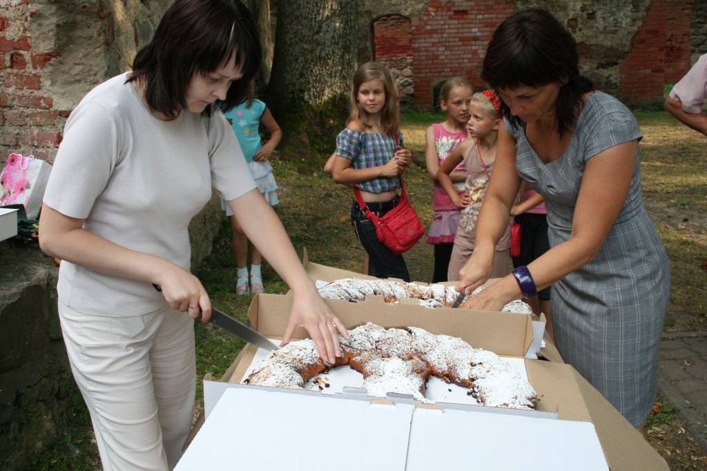 Grobiņas novadā pēc X Latvijas skolu jaunatnes dziesmu un deju svētku noslēguma koncertiem pašvaldība pulcināja svētku dalībniekus. Viņi saņēma sponsoru dāvanas, cienājās ar kliņģeri un sulu, dziedāja, dejoja un priecājās par pašu...
Autors: Iluta Dreimane