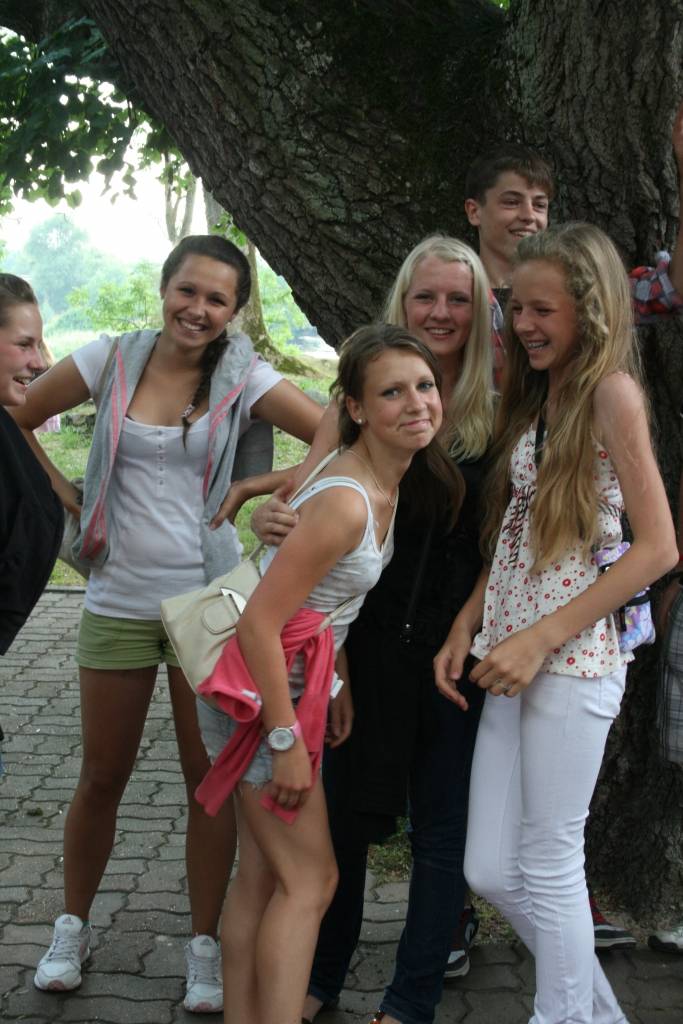 Grobiņas novadā pēc X Latvijas skolu jaunatnes dziesmu un deju svētku noslēguma koncertiem pašvaldība pulcināja svētku dalībniekus. Viņi saņēma sponsoru dāvanas, cienājās ar kliņģeri un sulu, dziedāja, dejoja un priecājās par pašu...
Autors: Iluta Dreimane