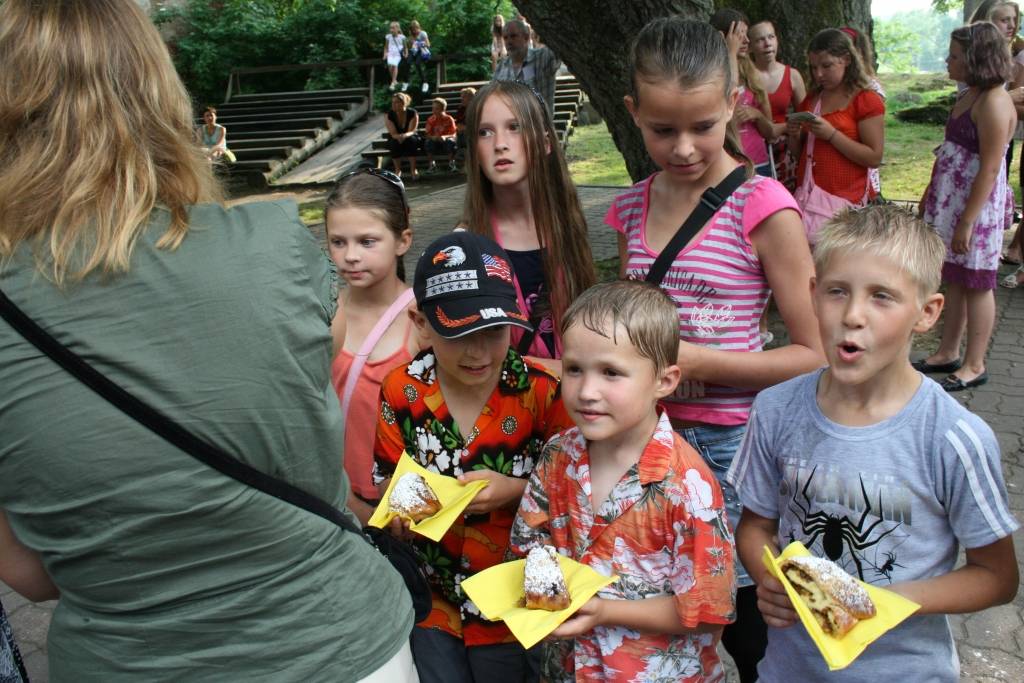 Grobiņas novadā pēc X Latvijas skolu jaunatnes dziesmu un deju svētku noslēguma koncertiem pašvaldība pulcināja svētku dalībniekus. Viņi saņēma sponsoru dāvanas, cienājās ar kliņģeri un sulu, dziedāja, dejoja un priecājās par pašu...
Autors: Iluta Dreimane