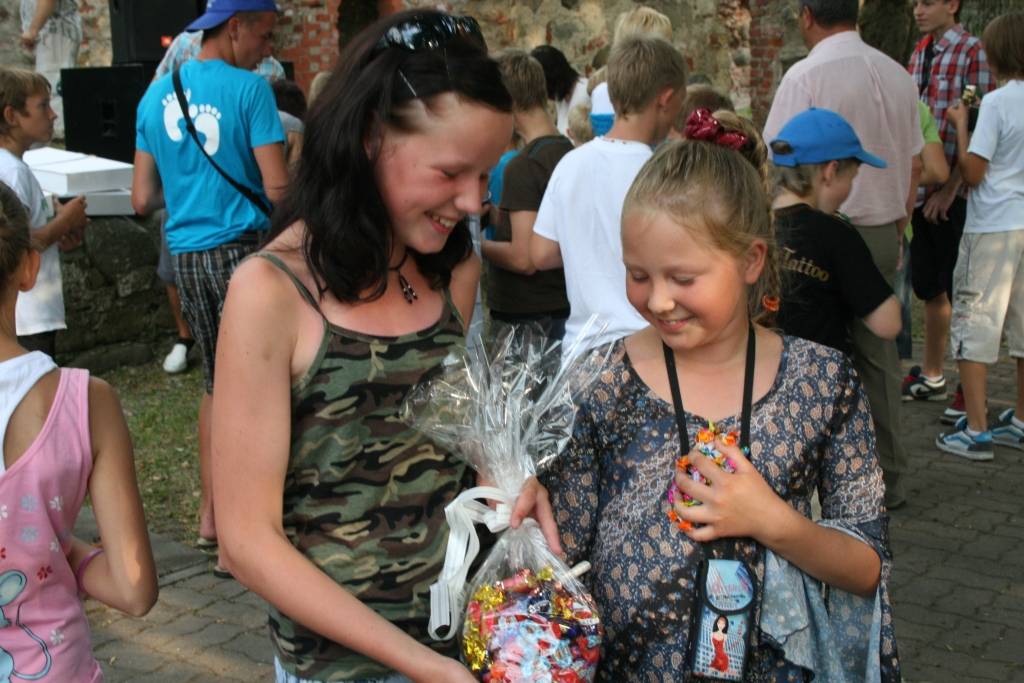 Grobiņas novadā pēc X Latvijas skolu jaunatnes dziesmu un deju svētku noslēguma koncertiem pašvaldība pulcināja svētku dalībniekus. Viņi saņēma sponsoru dāvanas, cienājās ar kliņģeri un sulu, dziedāja, dejoja un priecājās par pašu...
Autors: Iluta Dreimane