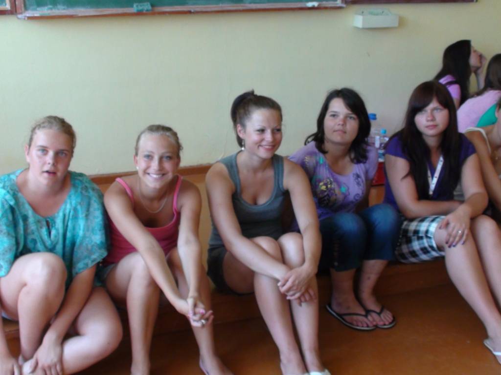 Saviļņojošie koncerti bija X Latvijas skolu jaunatnes dziesmu un deju svētku skatītājiem redzamā puse. Taču dalībnieki nedēļu vadīja smagos mēģinājumos. Tomēr viņi atrada laiku arī izklaidei un atpūtai. 
Autors: Iluta Dreimane