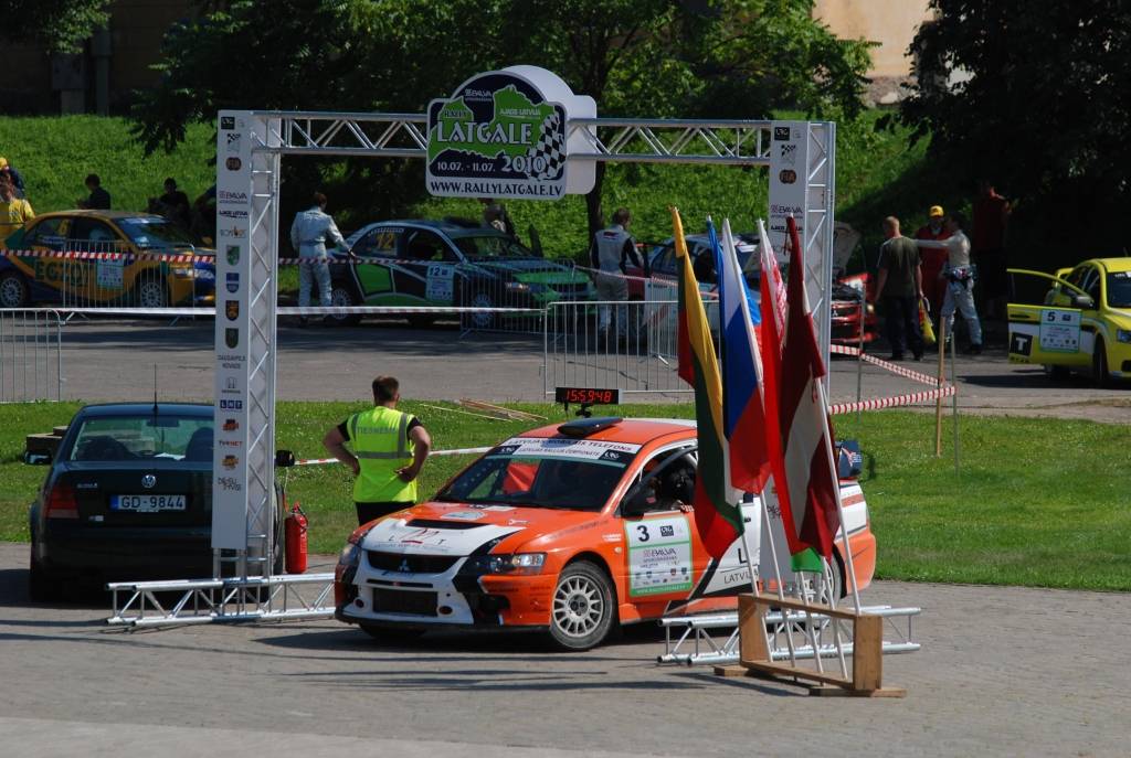Izturīgākie rallisti svētdien, 11. jūlijā, Rēzeknes centrā tika pie intervijām Latvijas autorallija čempionāta piektajā posmā - rallijā "Latgale 2010".
Autors: Uldis Dobelis