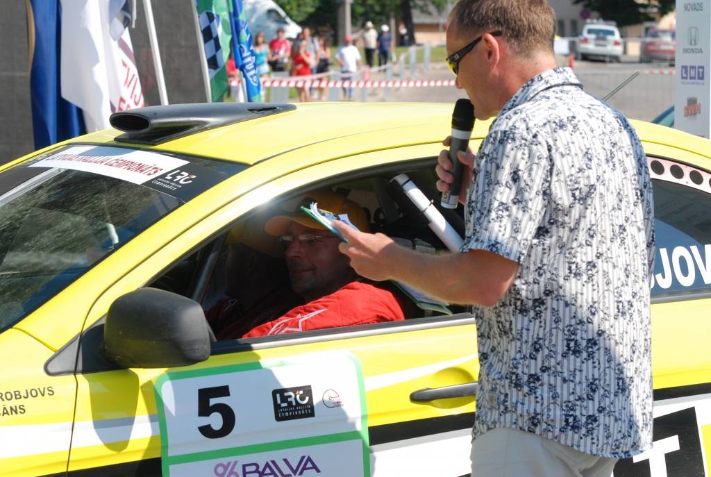 Izturīgākie rallisti svētdien, 11. jūlijā, Rēzeknes centrā tika pie intervijām Latvijas autorallija čempionāta piektajā posmā - rallijā "Latgale 2010".
Autors: Uldis Dobelis