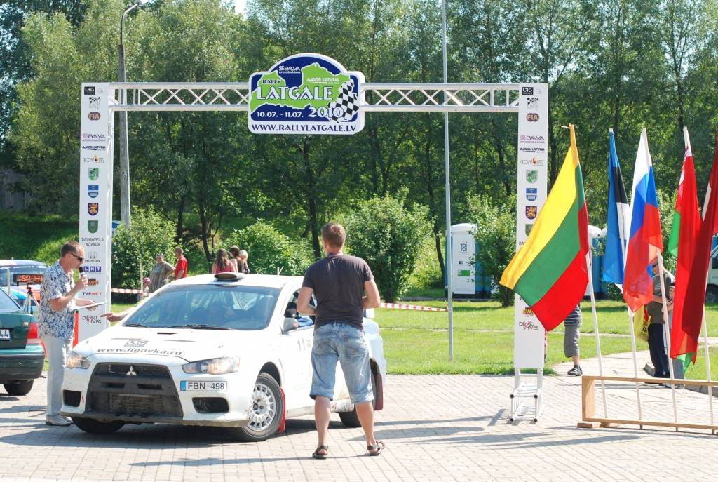 Izturīgākie rallisti svētdien, 11. jūlijā, Rēzeknes centrā tika pie intervijām Latvijas autorallija čempionāta piektajā posmā - rallijā "Latgale 2010".
Autors: Uldis Dobelis