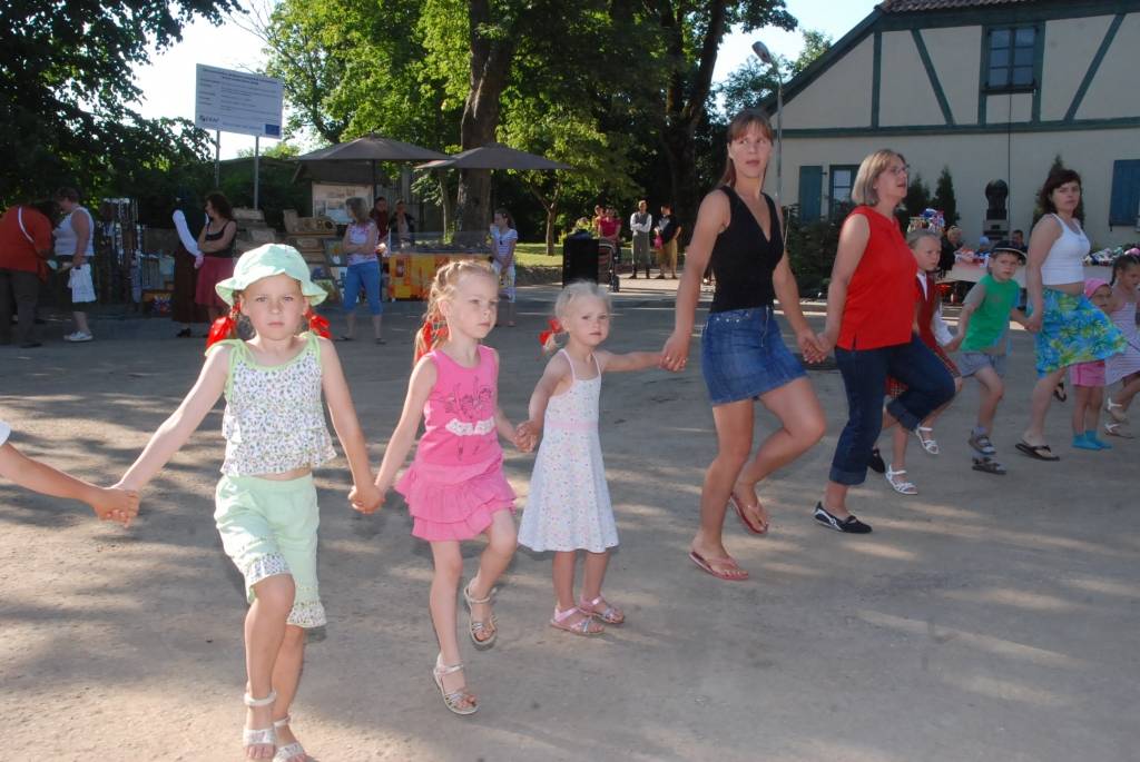 Šodien, 10. jūlijā, Durbē notiek svētki "Durbes kaujai - 750". Jau no paša rīta darbojas amatnieku tirgus, uzstājas Latvijas un Lietuvas folkloras ansambļi, deju kolektīvi. Pēcpusdienā svētku programmā būs sadaļas "Dižās cīņas atbalsis",...
