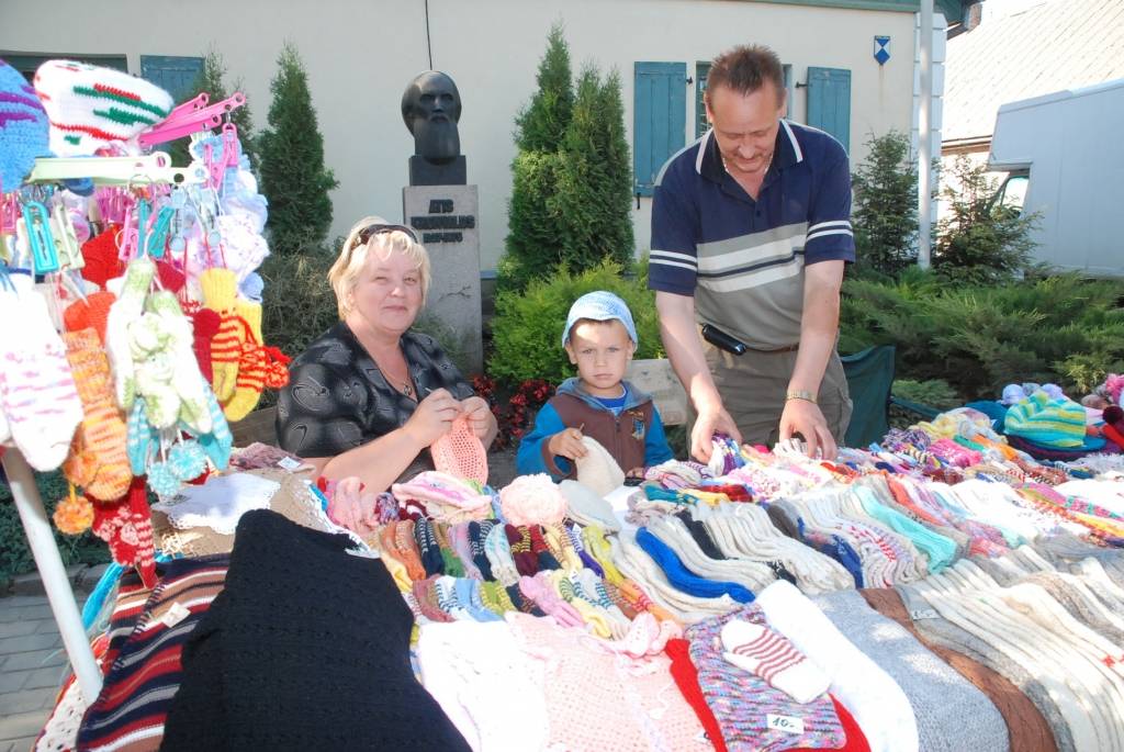 Šodien, 10. jūlijā, Durbē notiek svētki "Durbes kaujai - 750". Jau no paša rīta darbojas amatnieku tirgus, uzstājas Latvijas un Lietuvas folkloras ansambļi, deju kolektīvi. Pēcpusdienā svētku programmā būs sadaļas "Dižās cīņas atbalsis",...