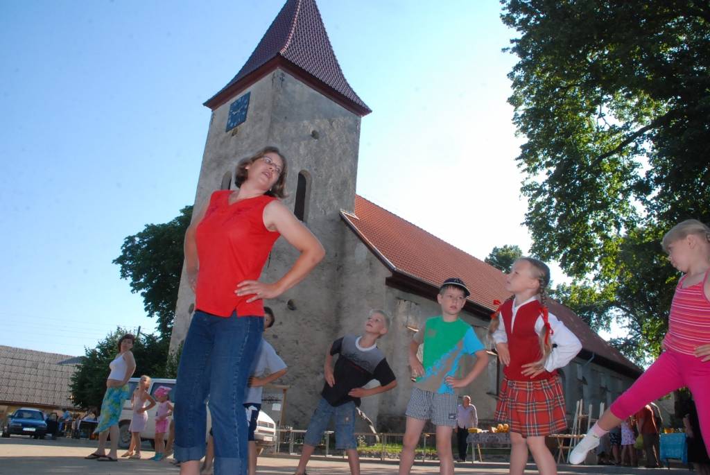 Šodien, 10. jūlijā, Durbē notiek svētki "Durbes kaujai - 750". Jau no paša rīta darbojas amatnieku tirgus, uzstājas Latvijas un Lietuvas folkloras ansambļi, deju kolektīvi. Pēcpusdienā svētku programmā būs sadaļas "Dižās cīņas atbalsis",...