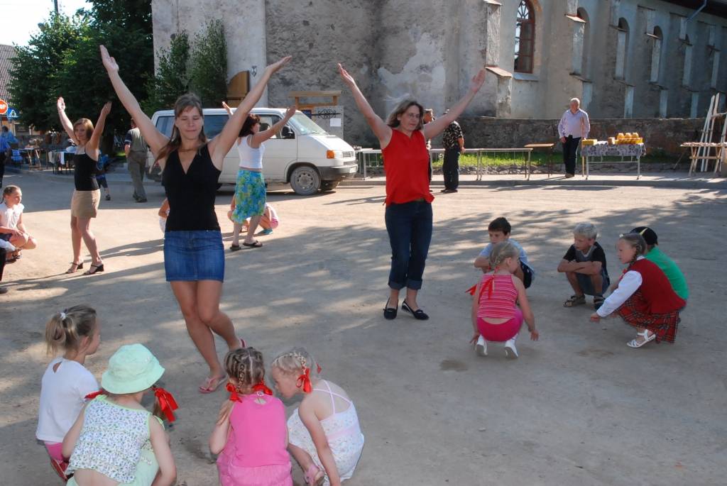 Šodien, 10. jūlijā, Durbē notiek svētki "Durbes kaujai - 750". Jau no paša rīta darbojas amatnieku tirgus, uzstājas Latvijas un Lietuvas folkloras ansambļi, deju kolektīvi. Pēcpusdienā svētku programmā būs sadaļas "Dižās cīņas atbalsis",...