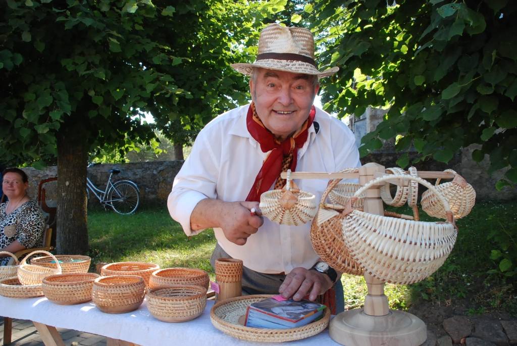 Šodien, 10. jūlijā, Durbē notiek svētki "Durbes kaujai - 750". Jau no paša rīta darbojas amatnieku tirgus, uzstājas Latvijas un Lietuvas folkloras ansambļi, deju kolektīvi. Pēcpusdienā svētku programmā būs sadaļas "Dižās cīņas atbalsis",...