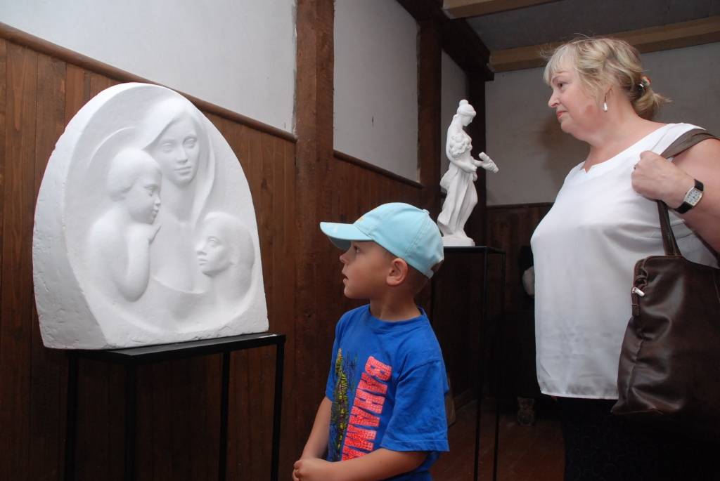Šodien, 10. jūlijā, Durbē notiek svētki "Durbes kaujai - 750". Jau no paša rīta darbojas amatnieku tirgus, uzstājas Latvijas un Lietuvas folkloras ansambļi, deju kolektīvi. Pēcpusdienā svētku programmā būs sadaļas "Dižās cīņas atbalsis",...