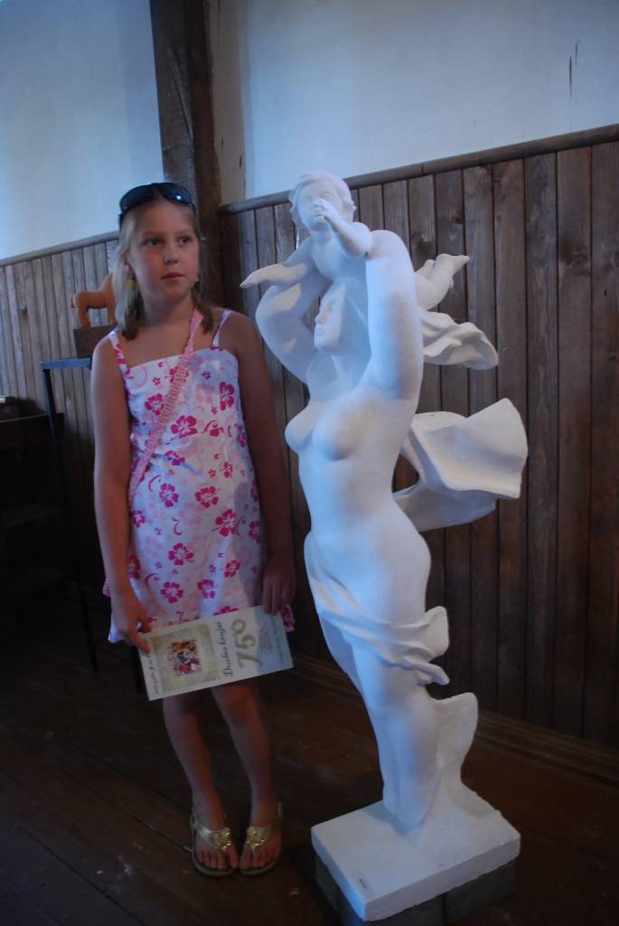Šodien, 10. jūlijā, Durbē notiek svētki "Durbes kaujai - 750". Jau no paša rīta darbojas amatnieku tirgus, uzstājas Latvijas un Lietuvas folkloras ansambļi, deju kolektīvi. Pēcpusdienā svētku programmā būs sadaļas "Dižās cīņas atbalsis",...