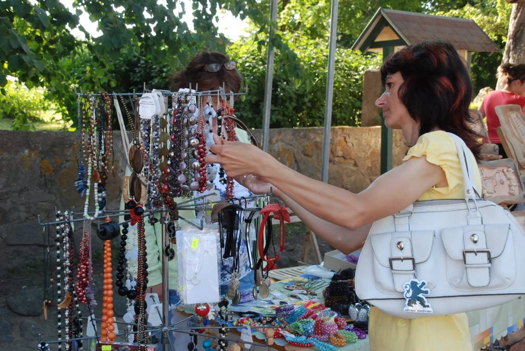 Šodien, 10. jūlijā, Durbē notiek svētki "Durbes kaujai - 750". Jau no paša rīta darbojas amatnieku tirgus, uzstājas Latvijas un Lietuvas folkloras ansambļi, deju kolektīvi. Pēcpusdienā svētku programmā būs sadaļas "Dižās cīņas atbalsis",...
