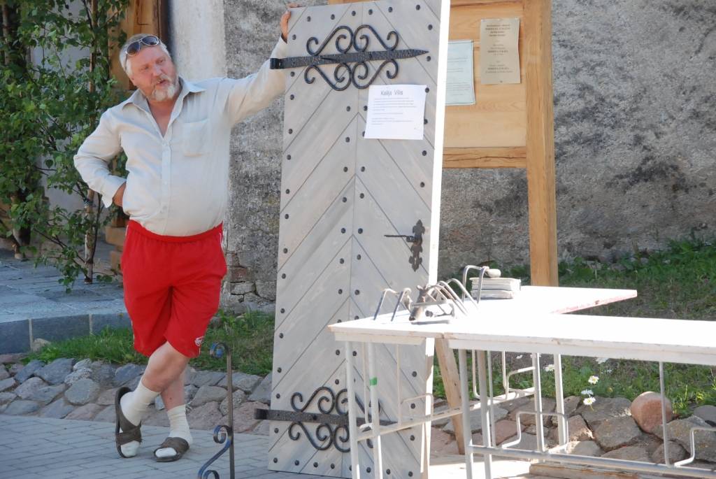 Šodien, 10. jūlijā, Durbē notiek svētki "Durbes kaujai - 750". Jau no paša rīta darbojas amatnieku tirgus, uzstājas Latvijas un Lietuvas folkloras ansambļi, deju kolektīvi. Pēcpusdienā svētku programmā būs sadaļas "Dižās cīņas atbalsis",...