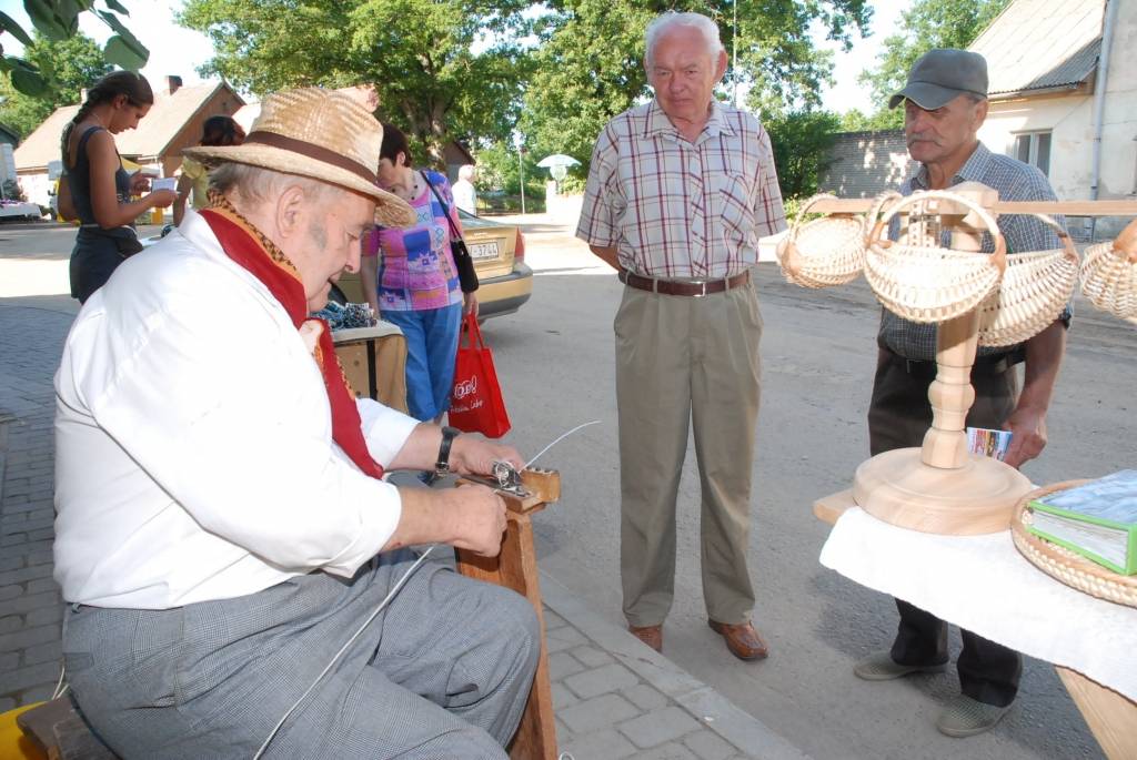 Šodien, 10. jūlijā, Durbē notiek svētki "Durbes kaujai - 750". Jau no paša rīta darbojas amatnieku tirgus, uzstājas Latvijas un Lietuvas folkloras ansambļi, deju kolektīvi. Pēcpusdienā svētku programmā būs sadaļas "Dižās cīņas atbalsis",...