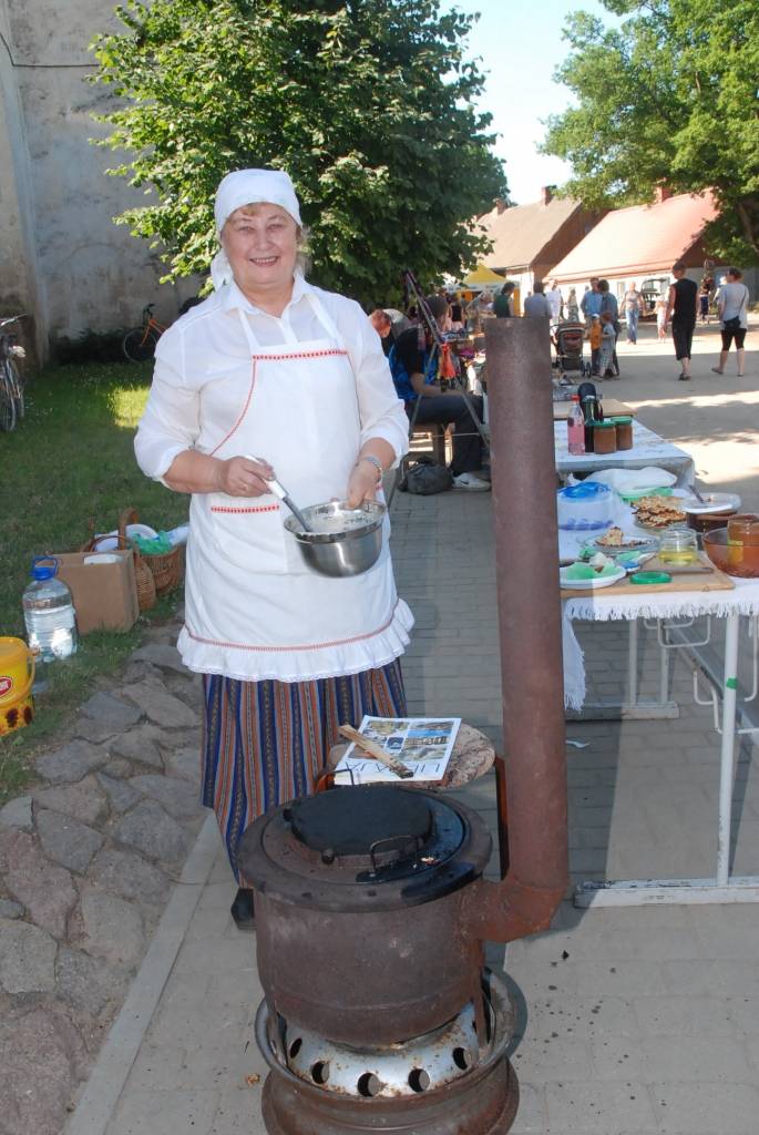 Šodien, 10. jūlijā, Durbē notiek svētki "Durbes kaujai - 750". Jau no paša rīta darbojas amatnieku tirgus, uzstājas Latvijas un Lietuvas folkloras ansambļi, deju kolektīvi. Pēcpusdienā svētku programmā būs sadaļas "Dižās cīņas atbalsis",...